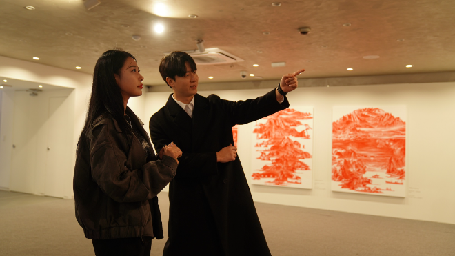 LG유플러스의 복합문화공간인 ‘일상비일상의틈byU+' 전시 공간을 LG유플러스 모델이 소개하는 모습. / 사진=LG유플러스