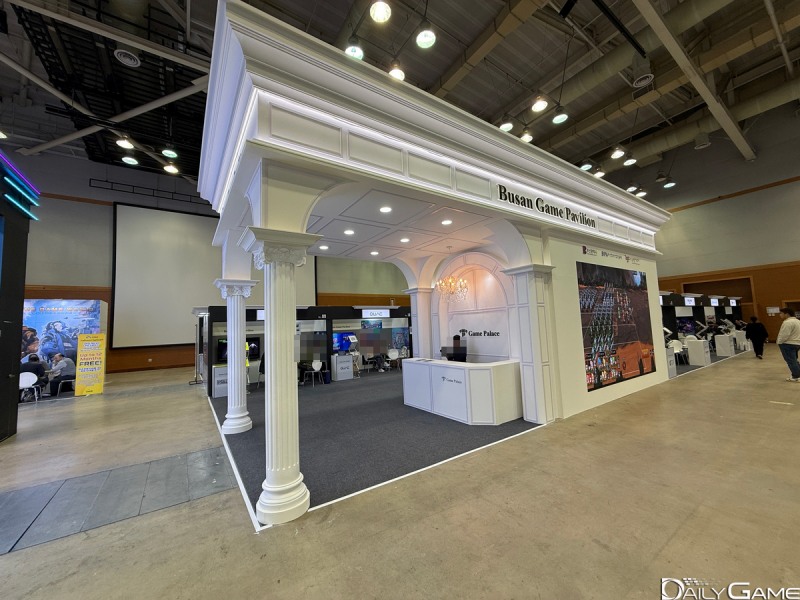 신전 콘셉트의 전시관 및 상담 공간을 선보인 부산공동관.