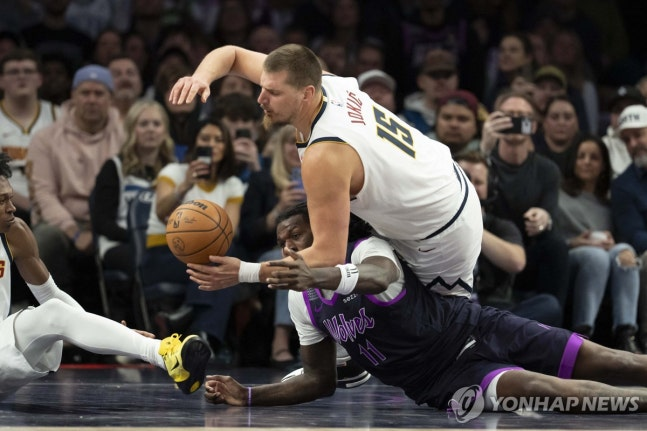 덴버의 니콜라 요키치(15번)