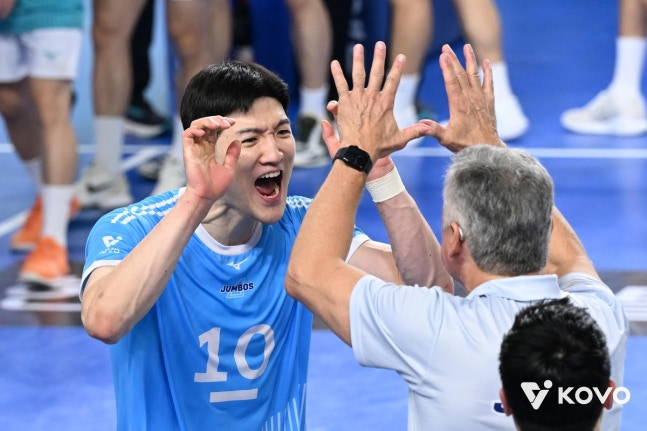 환호하는 대한항공 정지석(왼쪽) / 사진=한국배구연맹 제공. 연합뉴스