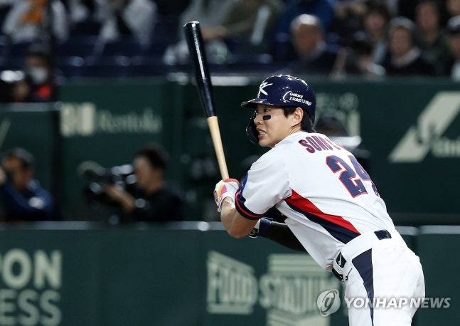 한일전 포문 여는 송성문의 안타 / 사진=연합뉴스