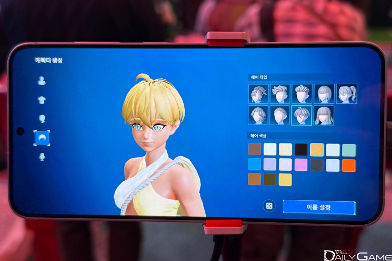 캐릭터는 이용자의 취향에 따라 꾸며줄 수 있다.