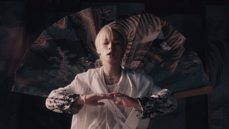 스트레이 키즈, 신곡 '신선놀음' 뮤비 티저 공개…신나는 음악판 벌인 8인 전우치 등장