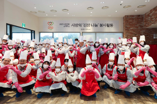 박주형 신세계백화점 대표와 임직원들이 함께한 '사랑의 김장 나눔' 행사 단체 사진 / 사진 = 신세계