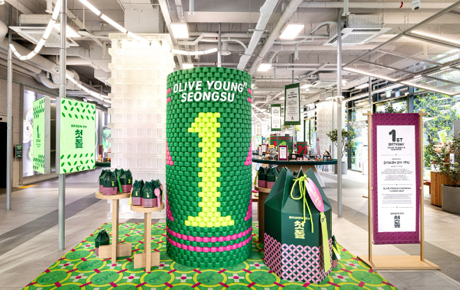 1주년 테마로 꾸며진 '올리브영N 성수' 내부 전경. ⓒ CJ올리브영