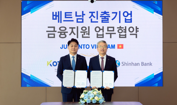 지난 14일(현지시간) 베트남 호치민의 신한베트남은행 본점에서 진행된 ‘베트남 진출기업 금융지원 업무협약식’에서 강규원 신한베트남은행 법인장(왼쪽)과 김종호 기술보증기금 이사장이 기념촬영하고 있다.