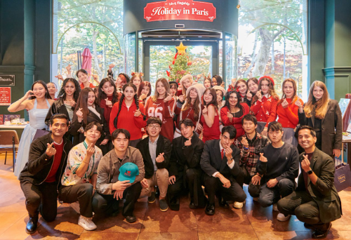 BBQ가 지난 14일 BBQ 빌리지 송리단길점에서 연말 한정 프로모션 ‘홀리데이 인 파리(Holiday in Paris)’ 론칭 행사를 개최했다고 17일 밝혔다. / 사진 = BBQ