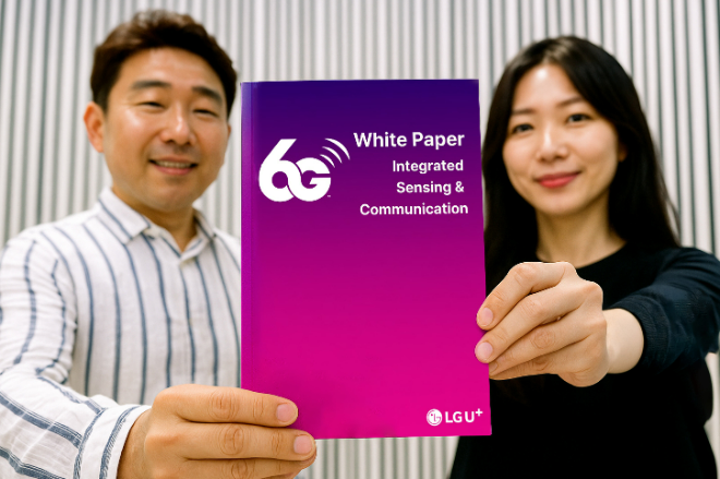 LG유플러스는 6G 시대의 핵심 기술로 주목받는 통신·센싱 융합 기술(ISAC)을 주제로 '2025년 6G 백서'를 발간했다고 17일 밝혔다. ⓒ LG유플러스