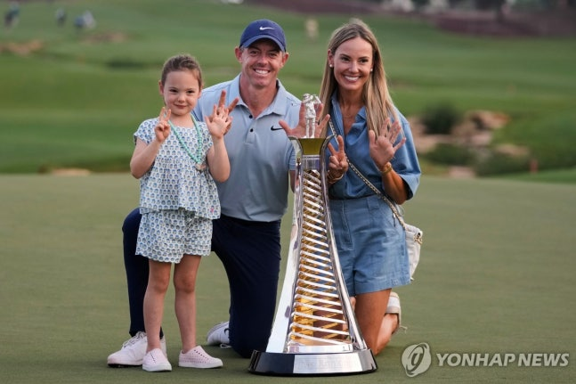 두바이 레이스 트로피 앞에서 가족과 함께 포즈를 취한 매킬로이(가운데). / 사진=연합뉴스
