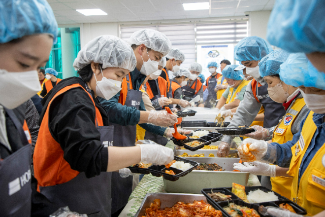 호반그룹 임직원 봉사단 '호반사랑나눔이'가 지난 4월 안동 산불 피해지역을 찾아 이재민을 위한 배식 봉사활동을 진행하는 모습. / 사진 = 호반건설