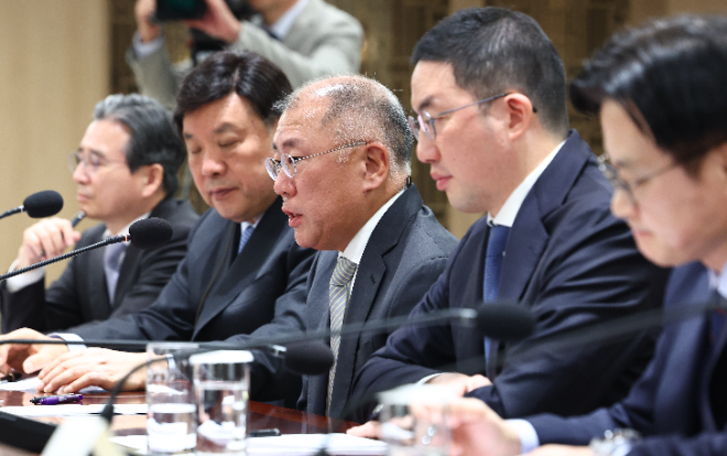 정의선 현대차그룹 회장(가운데)이 지난 16일 서울 용산구 대통령실에서 이재명 대통령 주재로 열린 '한·미 관세 협상 후속 민관 합동회의'에서 발언하고 있다. ⓒ연합뉴스