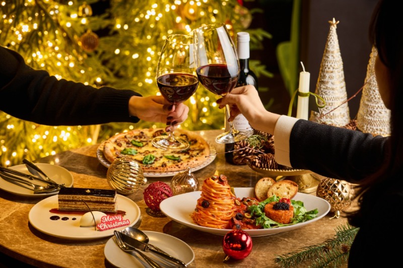 ‘재즈 나이트’ 패키지 디너 세트를 즐기는 고객