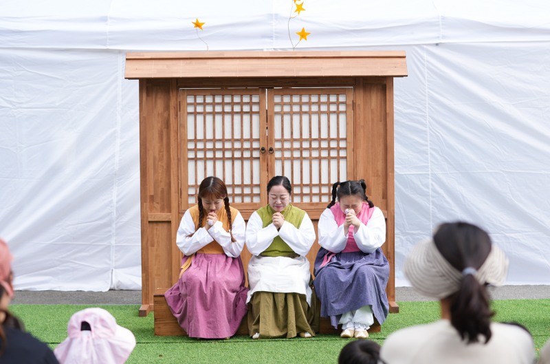 교육극단안 ‘빛이되어라’ 공연 성료…관객과 함께 만들어