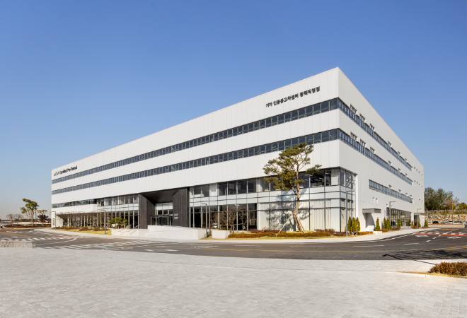 17일 경기 평택시 청북읍에 문을 연 기아 인증 중고차 센터 평택 직영점과 PBV 익스피리언스 센터 ⓒ기아