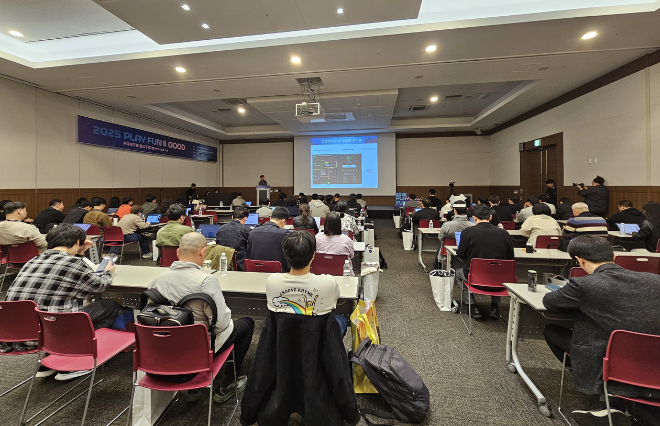 지난 14일 부산 벡스코 컨벤션홀에서 진행된 2025 플레이 펀앤굿 포럼 참가자들이 연사의 발표를 듣고 있는 모습. ⓒ 스마일게이트