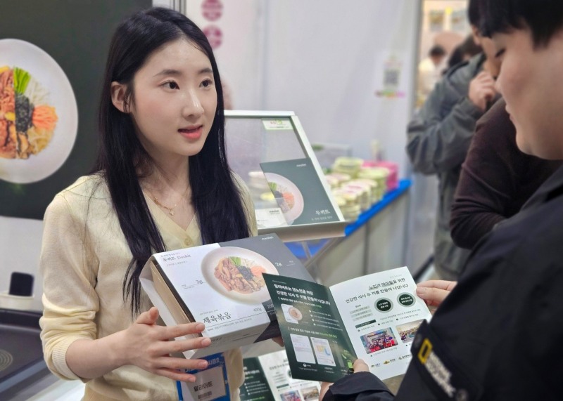 고서연 대표가 메가쇼 현장에서 자체 브랜드 ‘두끼트’에 관해 관람객에게 소개하고 있다.