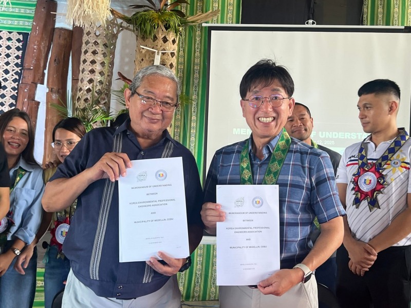 한국환경기술사회(회장 홍순명)는 지난 12일(현지시간) 필리핀 세부(Cebu)주 메델린(Medellin) 시청에서 개최된 ‘메델린시 재난 위험 감소 및 준비 행사’에 참석해 메델린시와 재난 대응 및 환경기술 협력을 위한 업무협약(MOU)을 체결했다.(앞줄 오른쪽부터) 홍순명 한국환경기술사회 회장, 살림방곤(Salimbangon) 메델린 시장./한국환경기술사회