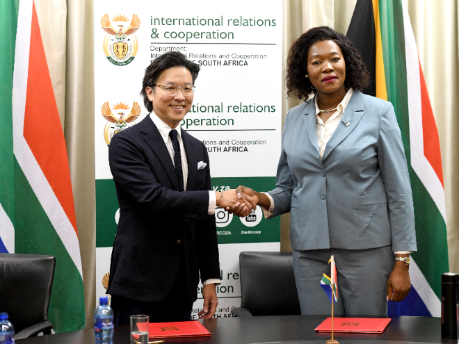 김일범 현대자동차 부사장(왼쪽)과 안나 탄디 모라카 남아프리카공화국 외교부 차관이 지난 9월 G20 요하네스버그 정상회의 공식 차량 지원에 관한 업무협약을 체결한 뒤 악수하고 있다. ⓒ현대차
