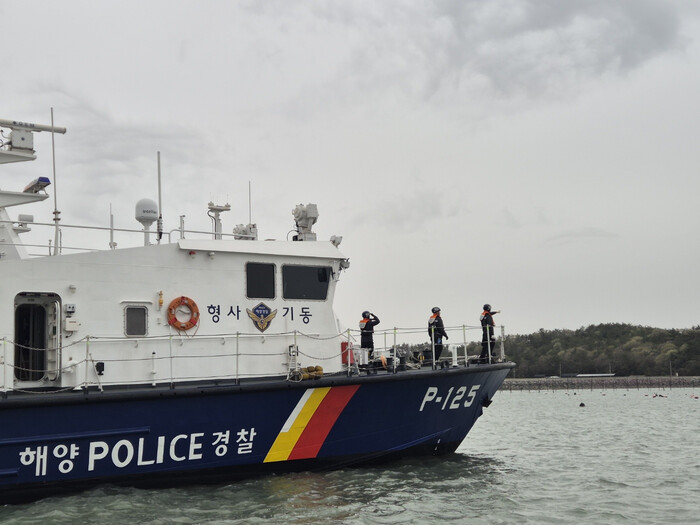 불법 양식장을 점검하고 있는 서해해경청 형사기동정 (사진제공=서해지방해양경찰청)