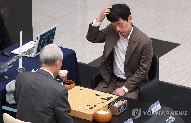 '바둑 황제' 조훈현과 '돌부처' 이창호…사천서 특별 대국 / 사진=연합뉴스