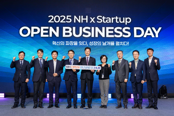 NH오픈비즈니스데이에서 권대영 금융위 부위원장(좌측 네 번째)과 강태영 농협은행장(좌측 다섯 번째) 및 스타트업 대표와 행사 관계자들이 기념 촬영을 하고 있다. / 사진=NH농협은행