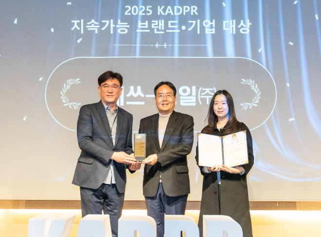 이영호 에쓰오일 영업전략부문장(가운데)이 지난 15일 한국광고홍보학회 주관으로 열린 '2025 대한민국 지속 가능 브랜드 대상'에서 환경상을 수상한 뒤 한광석 한국광고홍보학회장(왼쪽)과 기념 촬영을 하고 있다. ⓒ에쓰오일