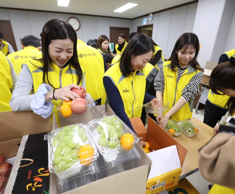 동서식품이 지난 17일 서울시 강서구 가양7종합사회복지관에서 독거어르신을 위한 생활지원 봉사활동을 진행했다.