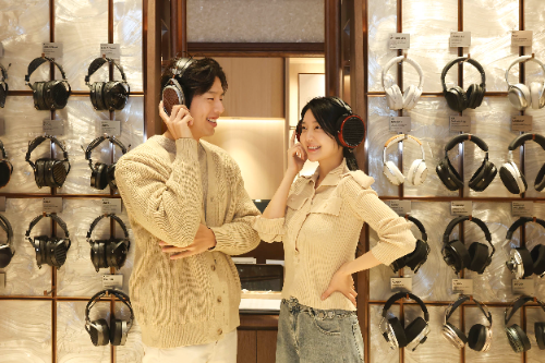 신세계백화점 9층 오디오 편집매장 'AUDIOPHILE'에서 제품을 모델들이 소개하고 있는 모습 / 사진 = 신세계백화점