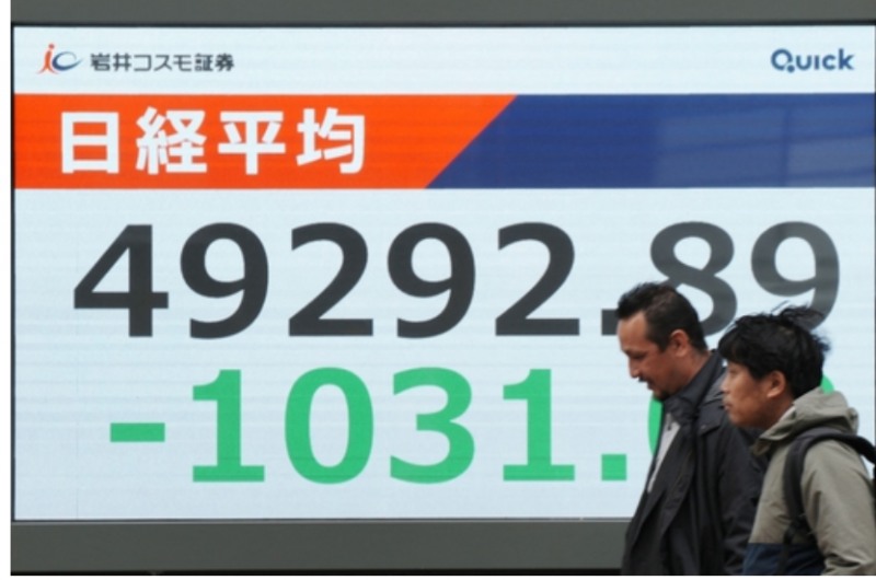 코스피지수를 비롯해 일본 대만 홍콩 증시 등 아시아 주요증시가 AI 거품론에 대한 위험 회피심리로 18일 일제히 급락했다. 사진=AFP, 연합뉴스