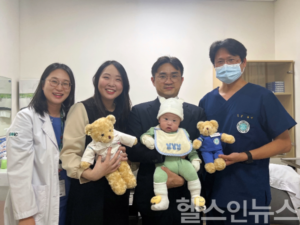 (왼쪽부터) 조유경 이대서울병원 장기이식코디네이터, 산모와 남편·아기, 홍근 이대서울병원 장기이식센터장 (사진 제공=이화의료원)