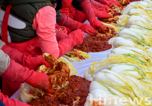 김장철에는 자세·휴식·단계적 치료가 허리통증 예방과 회복의 핵심이다. (사진 제공=클립아트코리아)