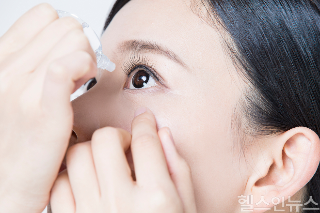 장시간 화면 사용과 건조한 환경은 안구건조증을 악화시키기 쉬워 생활습관 개선이 중요하다.