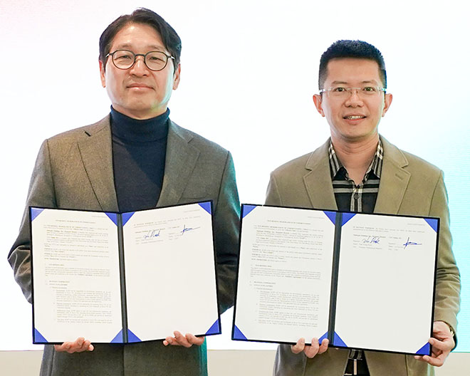 스마일게이트 홀딩스 메가포트 부문 백영훈 대표(왼쪽)와 VTCO 레 비엣 호아 CEO. 사진 제공 : 스마일게이트