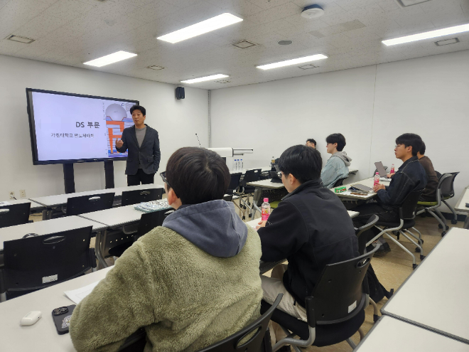 지난 3일, 가천대학교 비전타워 강의실에서 현직 강연자가 참여 학생들을 대상으로 기업 맞춤형 취업전략 특강을 진행하고 있다. (사진제공=가천대)