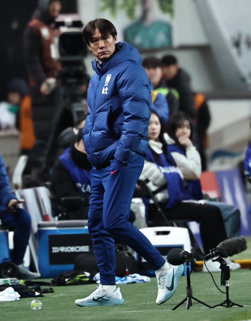 경기 지켜보는 홍명보 감독. 사진=연합뉴스