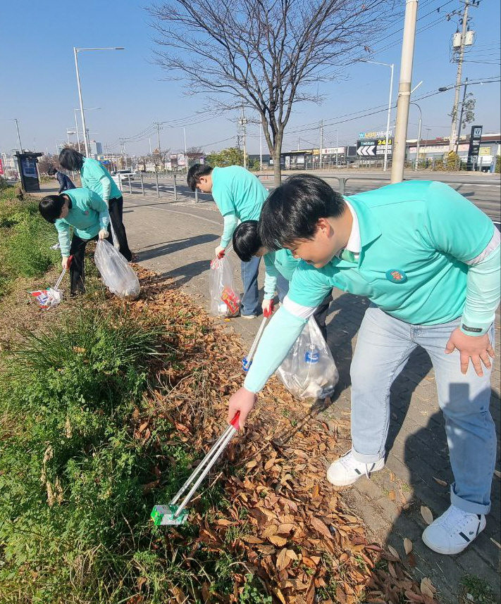 지난 16일 신천지 김포교회 학생들이 사거리 대로변에서 환경정화 활동을 하고 있다. (신천지 김포교회 제공)