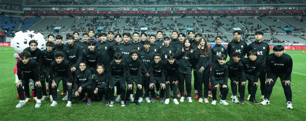 하나은행은 지난 18일 서울월드컵경기장에서 열린 대한민국과 가나의 축구 국가대표팀 A매치 경기에서 이주배경 아동·청소년들에게 '매치볼 키드'와 '기수단'으로 참여할 수 있는 특별한 체험 기회를 제공했다고 밝혔다. 이날 '기수단'에 참여한 이주배경 가정 아동·청소년들이 선수들과 함께 기념촬영을 하고 있다