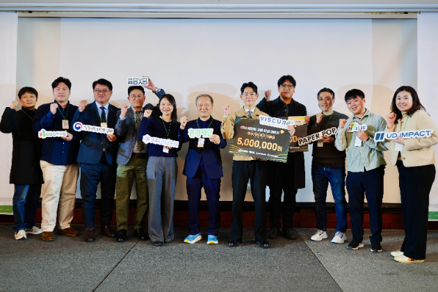 'DB손해보험 교통환경챌린지 7기' 참가자들 및 관계자들이 행사를 실시하고 기념 촬영을 하고 있다. / DB손해보험