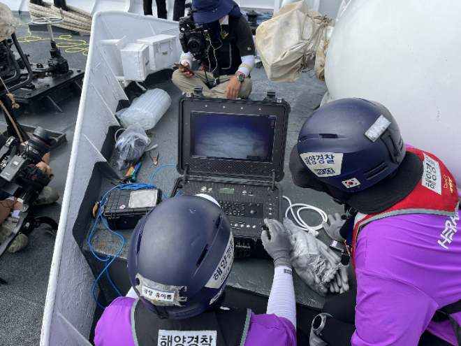 해경72정의 수색을 준비하는 SBS 제작진과 해양경찰, 씨랩 연구원