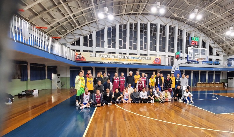 참가 선수들이 함께 기념 포즈를 취한 모습.