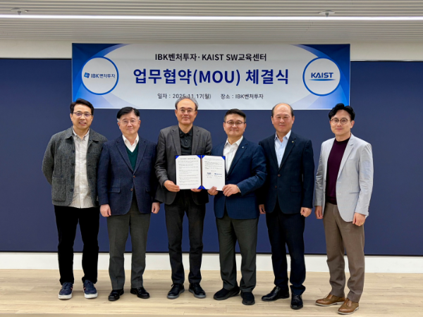 지난 17일 'IBK벤처투자-KAIST SW교육센터'의 MOU 체결을 기념해 촬영하고 있다. 왼쪽부터 KAIST SW교육센터 김찬우, 박찬종 교수, 배두환 센터장, IBK벤처투자 조효승 대표이사, 박주용 본부장, 조규훈 투자본부장.