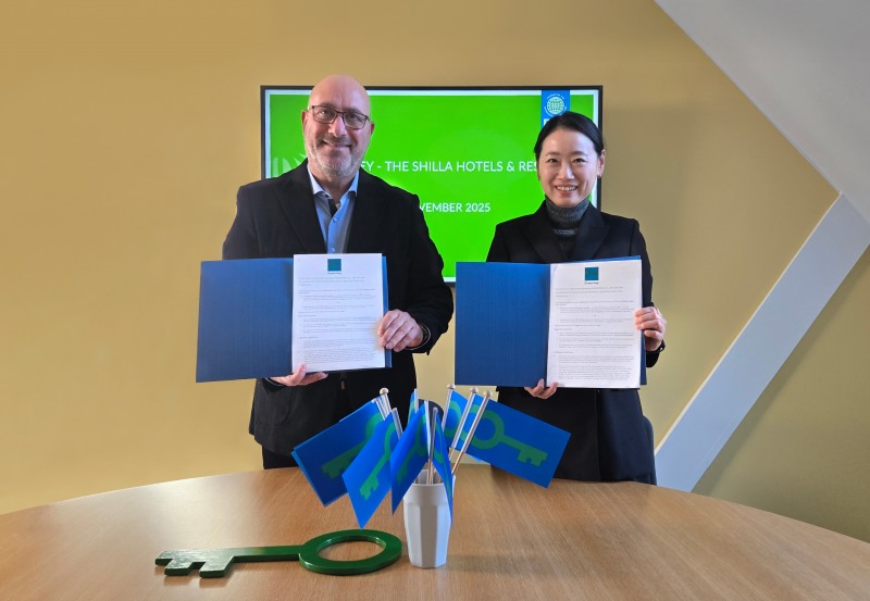 지난 17일 환경교육재단 본부에서 진행된 '호텔신라·환경교육재단 간 그린키 인증 업무협약식'에서 이주영 신라호텔 마케팅 그룹장(오른쪽), 다니엘 셰퍼 환경교육제단(왼쪽) 대표가 기념사진을 촬영하고 있다. ⓒ 호텔신라