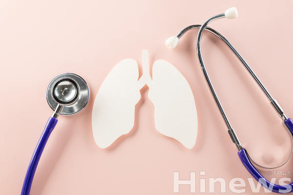 고령층과 만성질환자는 폐렴 증상이 뚜렷하지 않아 진단이 늦어지기 쉬워 조기 치료와 예방접종이 필수다. (사진 제공=클립아트코리아)