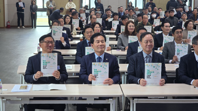 더불어민주당 주철현 국회의원(전남 여수시갑)은 18일 목포대학교 평생교육원에서 ‘전남 재생에너지 대전환: 전력계통 확충과 연결의 길’을 주제로 토론회를 개최하고, 전력망 포화 문제 해소를 위한 정책·기술적 해법을 논의했다.