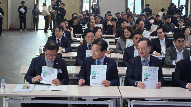 더불어민주당 주철현 국회의원(전남 여수시갑)은 9월 18일 목포대학교 평생교육원에서 ‘전남 재생에너지 대전환: 전력계통 확충과 연결의 길’을 주제로 토론회를 열고, 전력계통 포화 문제 해결을 위한 다각적 해법을 논의했다.