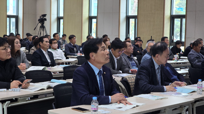 더불어민주당 주철현 국회의원(전남 여수시갑)은 9월 18일 목포대학교 평생교육원에서 ‘전남 재생에너지 대전환: 전력계통 확충과 연결의 길’을 주제로 토론회를 열고, 전력계통 포화 문제 해결을 위한 다각적 해법을 논의했다.