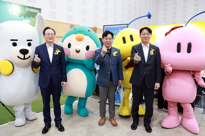 19일 대전컨벤션센터에서 열린 ‘2025 KB굿잡 대전일자리 페스티벌’에서 (왼쪽부터) 이환주 KB국민은행장, 김영훈 고용노동부 장관, 최성아 대전광역시 정무경제과학부시장이 기념촬영을 하고 있다. / 사진=KB국민은행