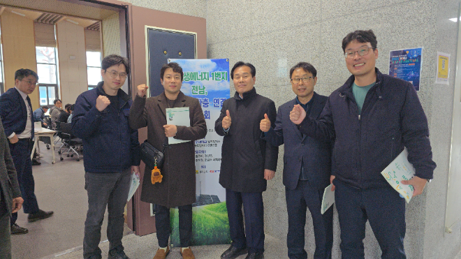 더불어민주당 주철현 국회의원(전남 여수시갑)은 지난 18일 목포대학교 평생교육원에서 ‘전남 재생에너지 대전환: 전력계통 확충과 연결의 길’을 주제로 토론회를 열고, 전력망 포화로 제 기능을 하지 못하고 있는 전남의 재생에너지 생산·공급 구조 개선을 위한 논의에 나섰다.