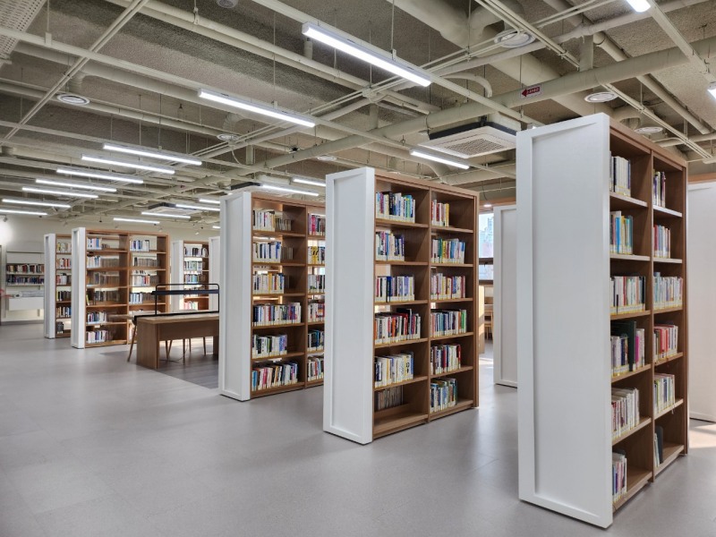 구성도서관 서가