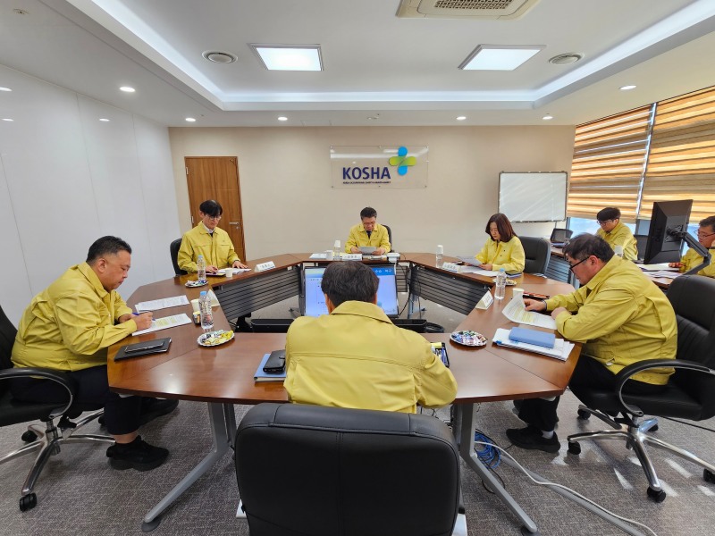 김현중 안전보건공단 이사장(가운데)이 사업장 재난대응체계를 점검하기 위한 ‘2025년 재난대비 상시훈련’을 주관하고 있다./안전보건공단